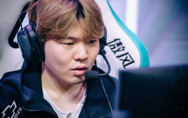 着巨大的挑 着巨大的挑